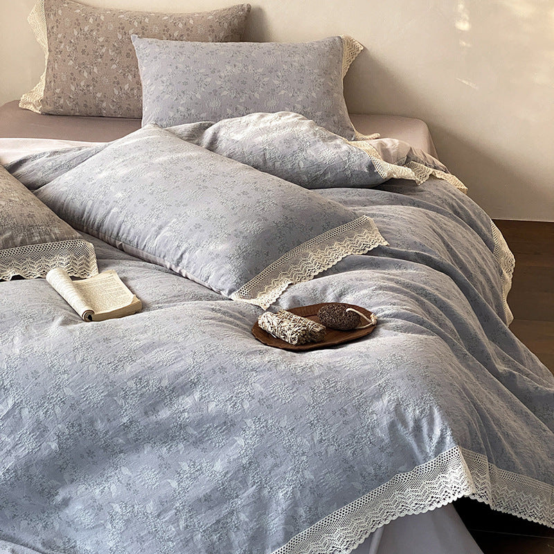 Reversible cotton satin bedding set with fine jacquard structure and lace trim