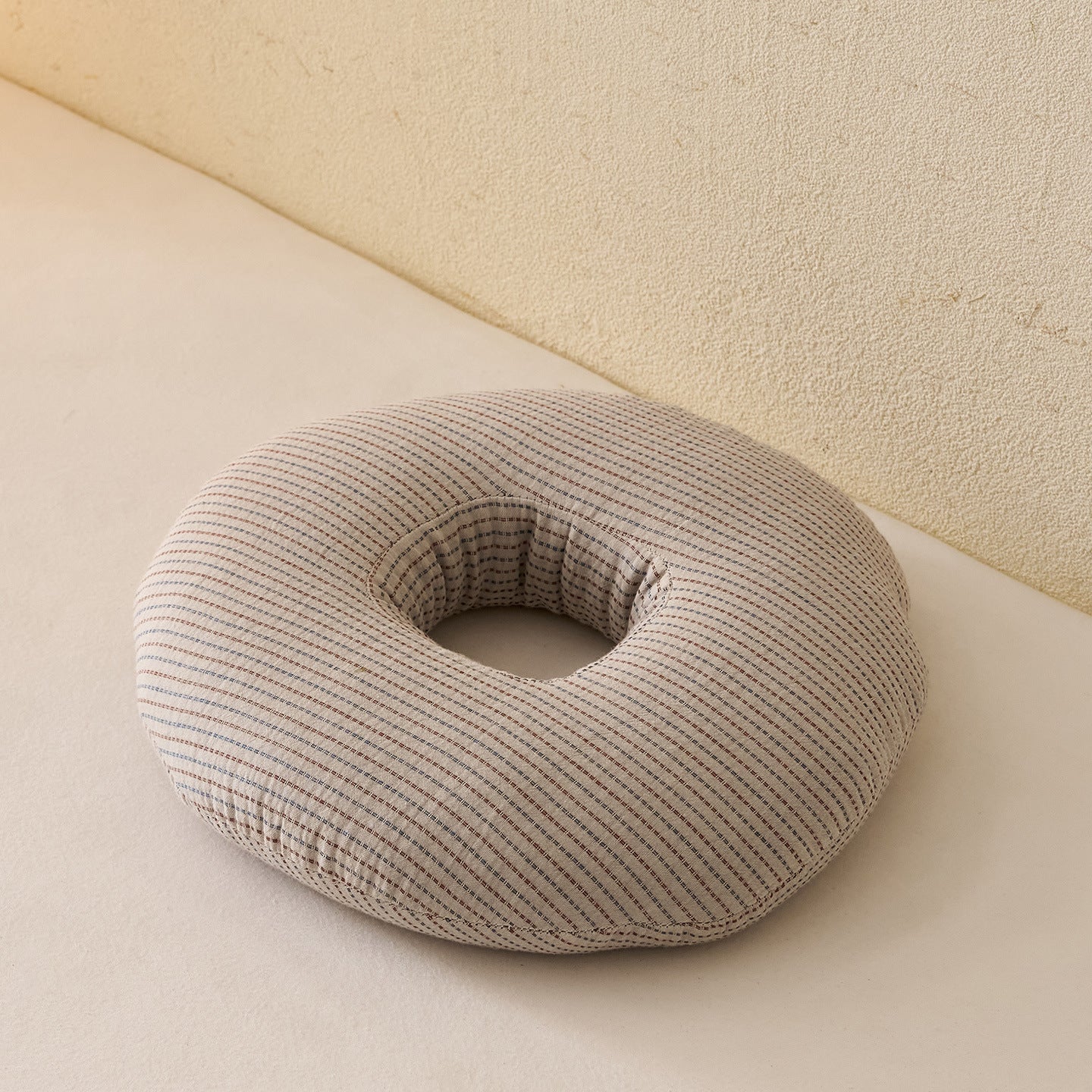 Comfortable donut pillow with ergonomic design Vinantica