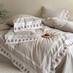 Linen bed linen set with embroidered lace borders