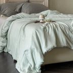 Linen duvet cover with natural washed look and concealed button closure