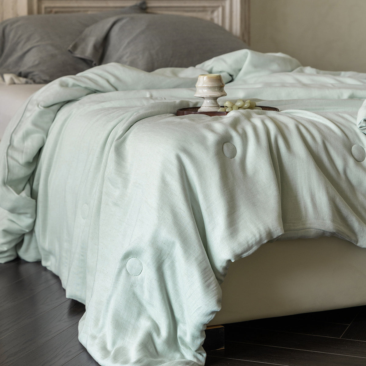 Linen duvet cover with natural washed look and concealed button closure