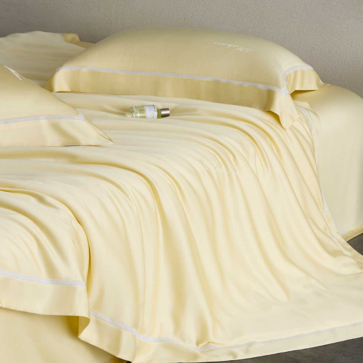 Silky-smooth cotton satin bedding set with fine decorative ribbon and pillowcases