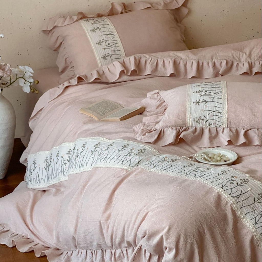 Romantic bedding set made of cotton-linen with ruffled frills and embroidered floral border