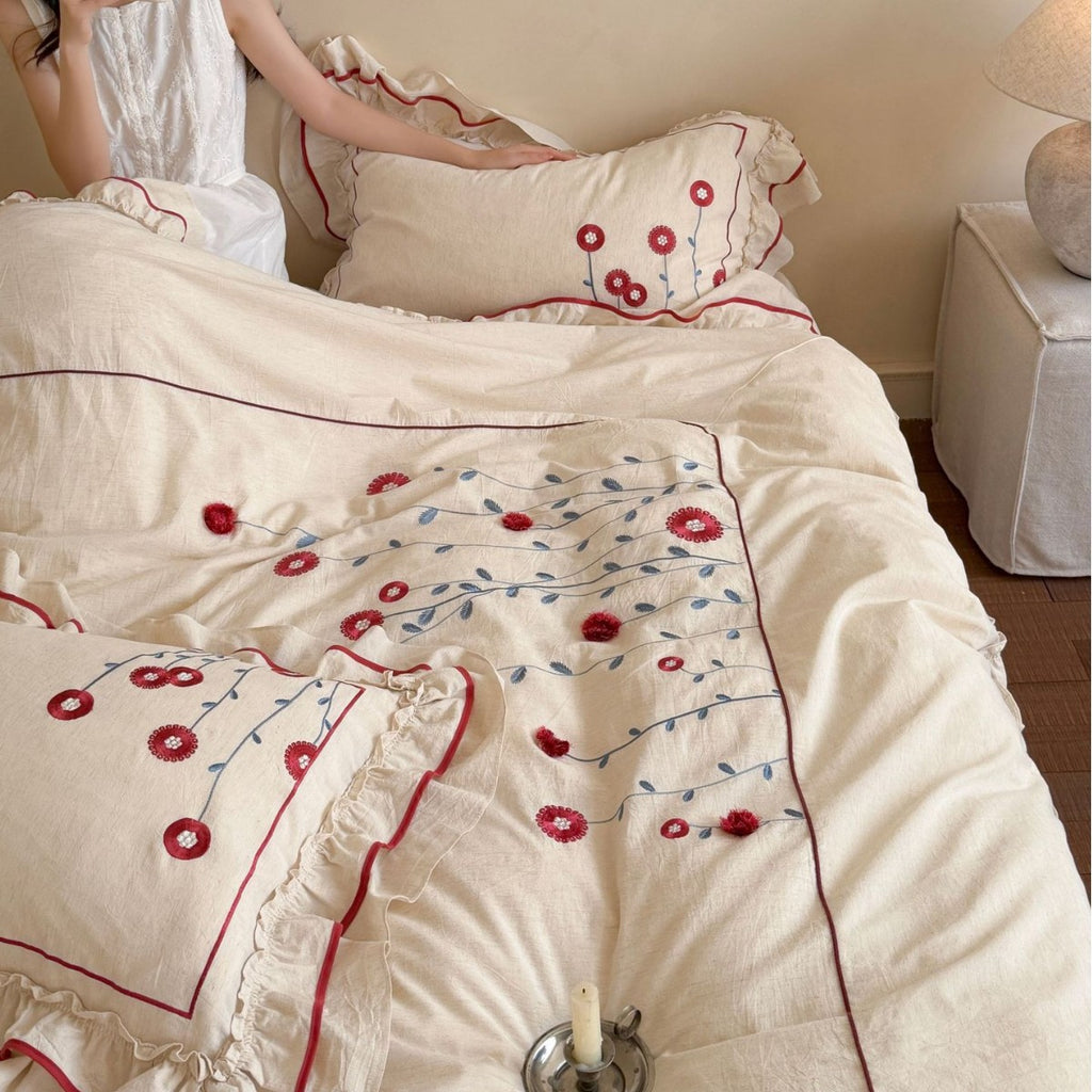 Bedding set made of cotton with floral embroidery and playful ruffle hem