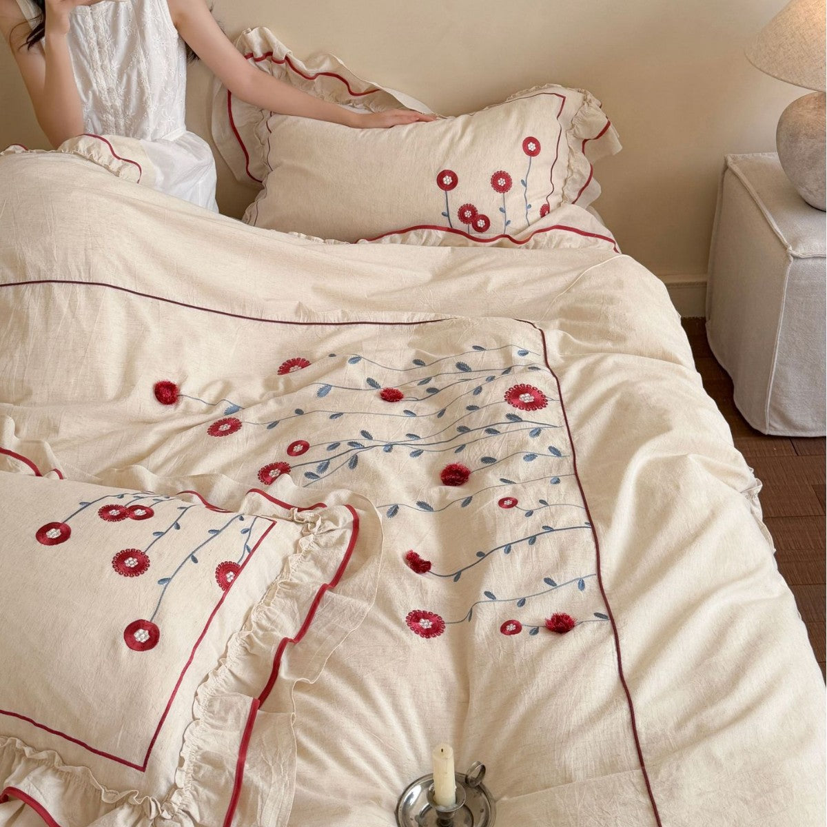 Bedding set made of cotton with floral embroidery and playful ruffle hem