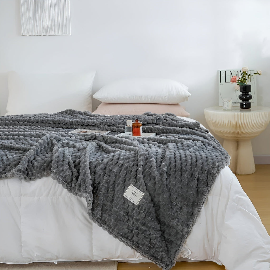 Microfiber blanket – super soft and warm for sofa and bed