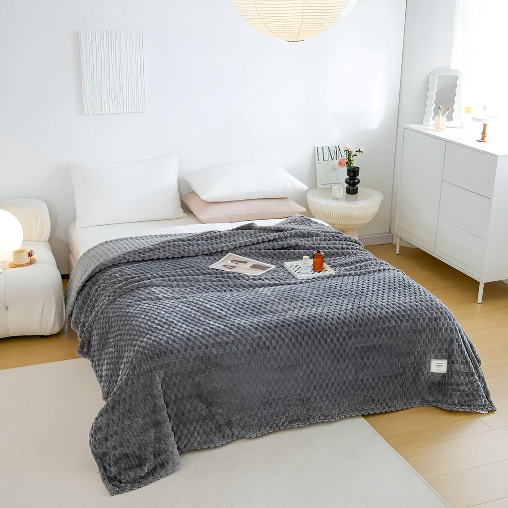 Microfiber blanket – super soft and warm for sofa and bed
